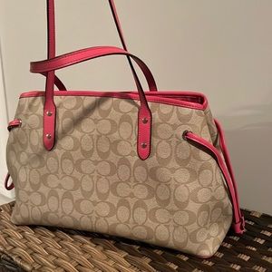 Coach, shoulder bag with inside pockets and zipper for the smaller items.